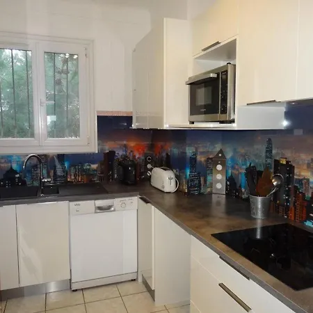 Апартаменты 3 A 30m De La Avec Terrasse Et Parking, - Fr-1-335-92 Йер